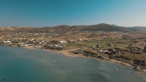 Letecké bezpilotní video písečné pláže modré mořské vody, jasné modré nebe ostrov Paros Cyclades, Řecko