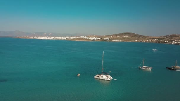 Aerial drone video of sandy beach blue sea water, clear blue sky Πάρος Κυκλάδες, Ελλάδα — Αρχείο Βίντεο