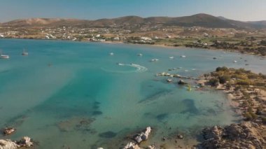 Kumlu kumsal mavi deniz suyu, açık mavi gökyüzü Paros adası Cyclades, Yunanistan 'ın insansız hava aracı videosu