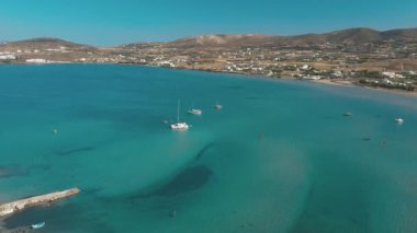 Kumlu kumsal mavi deniz suyu, açık mavi gökyüzü Paros adası Cyclades, Yunanistan 'ın insansız hava aracı videosu