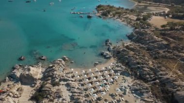 Kumlu kumsal mavi deniz suyu, açık mavi gökyüzü Paros adası Cyclades, Yunanistan 'ın insansız hava aracı videosu