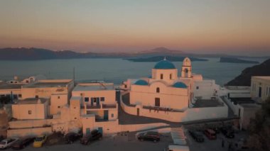 Santorini Yunanistan 'daki küçük bir kasabanın üzerinde uçan hava manzarası