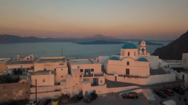 Santorini Yunanistan 'daki küçük bir kasabanın üzerinde uçan hava manzarası