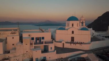 Santorini Yunanistan 'daki küçük bir kasabanın üzerinde uçan hava manzarası
