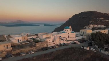Santorini Yunanistan 'daki küçük bir kasabanın üzerinde uçan hava manzarası