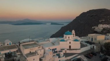 Santorini Yunanistan 'daki küçük bir kasabanın üzerinde uçan hava manzarası