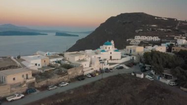 Santorini Yunanistan 'daki küçük bir kasabanın üzerinde uçan hava manzarası