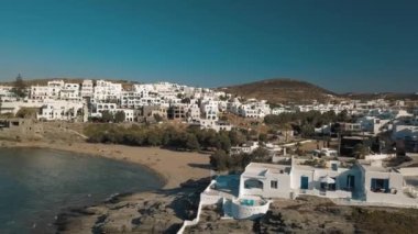 Arka planda Paros adası olan Naousa köyünün iskele manzarası.