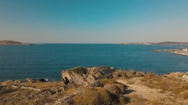 Arka planda Paros adası olan Naousa köyünün iskele manzarası.