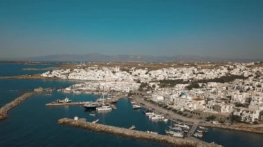Arka planda Paros adası olan Naousa köyünün iskele manzarası.