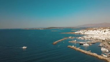 Arka planda Paros adası olan Naousa köyünün iskele manzarası.