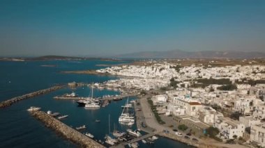 Arka planda Paros adası olan Naousa köyünün iskele manzarası.
