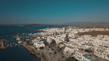 Arka planda Paros adası olan Naousa köyünün iskele manzarası.