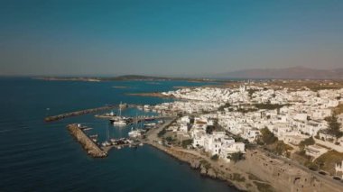 Arka planda Paros adası olan Naousa köyünün iskele manzarası.