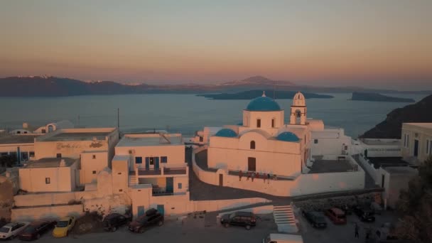 Santorini Yunanistan 'daki küçük bir kasabanın üzerinde uçan hava manzarası — Stok video