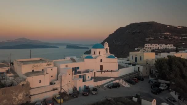 Vue aérienne survolant une petite ville de Santorin, Grèce — Video