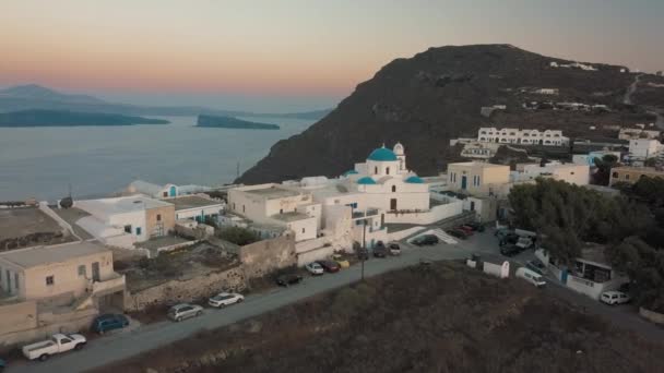 Widok z lotu ptaka nad małym miasteczkiem na Santorini Grecja — Wideo stockowe
