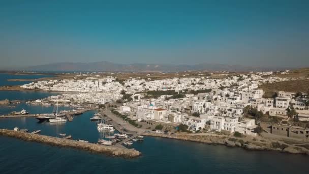 Luchtfoto van de pier met Paros eiland op de achtergrond Naousa dorp — Stockvideo