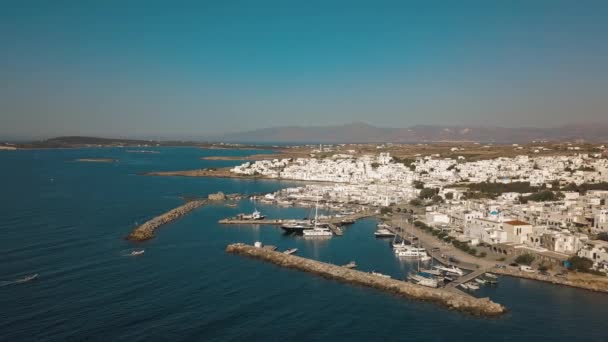 Vue aérienne de la jetée avec l'île de Paros sur un fond village Naousa — Video