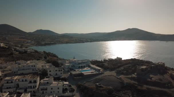 Pemandangan udara dermaga dengan pulau Paros di latar belakang desa Naousa — Stok Video
