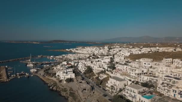 Flygfoto över piren med Paros ön på en bakgrund Naousa byn — Stockvideo