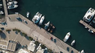 Arka planda Paros adası olan Naousa köyünün iskele manzarası.