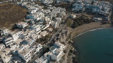 Arka planda Paros adası olan Naousa köyünün iskele manzarası.