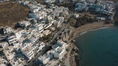 Arka planda Paros adası olan Naousa köyünün iskele manzarası.