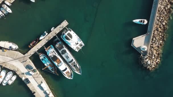 Luftfoto af molen med Paros ø på baggrund Naousa landsby – Stock-video