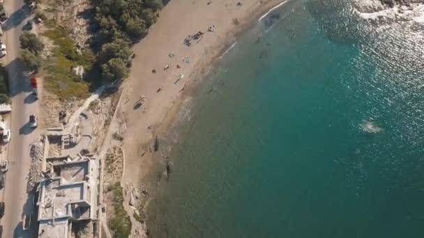 海蓝色波浪的空中俯瞰在海滩上破裂了.海浪和美丽的沙滩航景无人驾驶飞机向希腊射击 — 图库视频影像