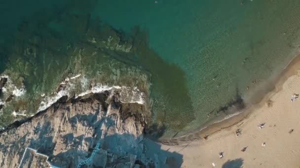 海蓝色波浪的空中俯瞰在海滩上破裂了.海浪和美丽的沙滩航景无人驾驶飞机向希腊射击 — 图库视频影像