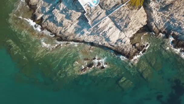 Vista aerea dall'alto del mare onde blu rompere su una spiaggia. Mare onde e bella spiaggia di sabbia vista aerea drone colpo Grecia — Video Stock