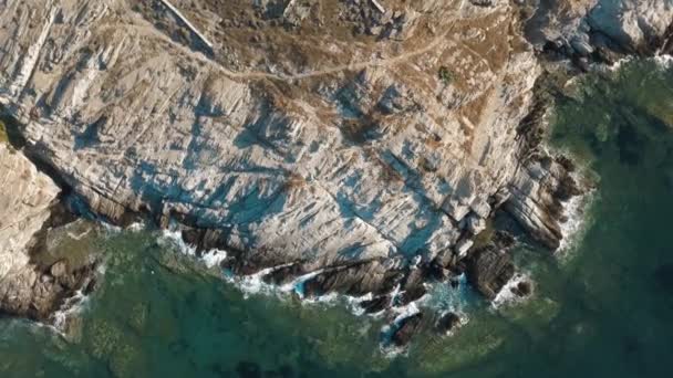 Vista aérea superior de las olas de color azul marino rompen en una playa. olas del mar y hermosa playa de arena vista aérea drone disparo Grecia — Vídeo de stock