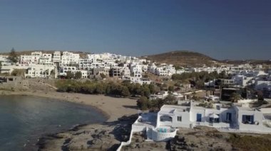 Arka planda Paros adası olan Naousa köyünün iskele manzarası.