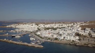 Arka planda Paros adası olan Naousa köyünün iskele manzarası.
