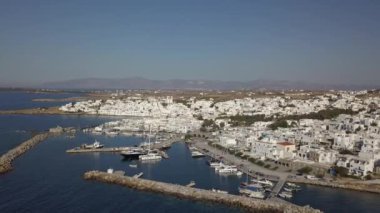 Arka planda Paros adası olan Naousa köyünün iskele manzarası.