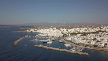 Arka planda Paros adası olan Naousa köyünün iskele manzarası.