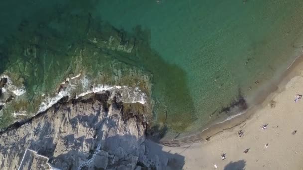 Vista aerea dall'alto del mare onde blu rompere su una spiaggia. Mare onde e bella spiaggia di sabbia vista aerea drone colpo Grecia — Video Stock