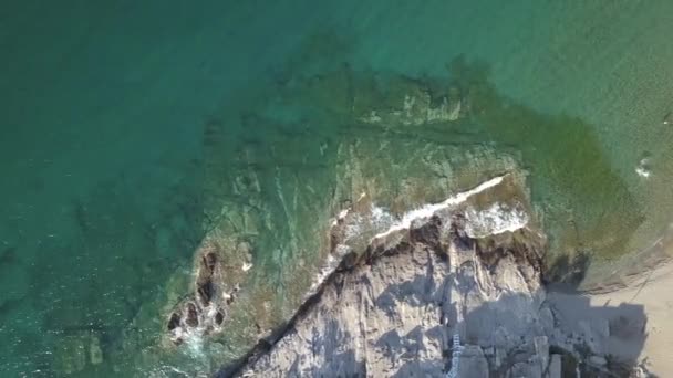 Vista aerea dall'alto del mare onde blu rompere su una spiaggia. Mare onde e bella spiaggia di sabbia vista aerea drone colpo Grecia — Video Stock