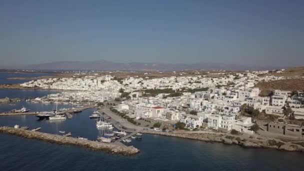 Vista aérea del muelle con la isla de Paros en un pueblo Naousa fondo — Vídeo de stock