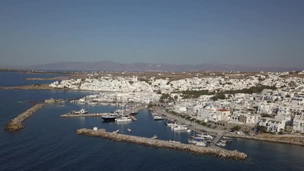 Flygfoto över piren med Paros ön på en bakgrund Naousa byn — Stockvideo