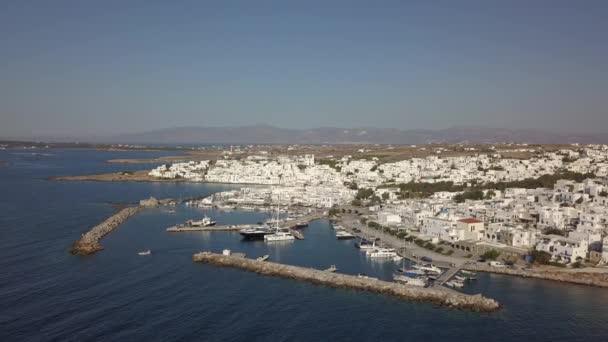 Vue aérienne de la jetée avec l'île de Paros sur un fond village Naousa — Video