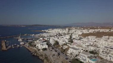 Arka planda Paros adası olan Naousa köyünün iskele manzarası.