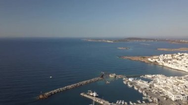 Arka planda Paros adası olan Naousa köyünün iskele manzarası.