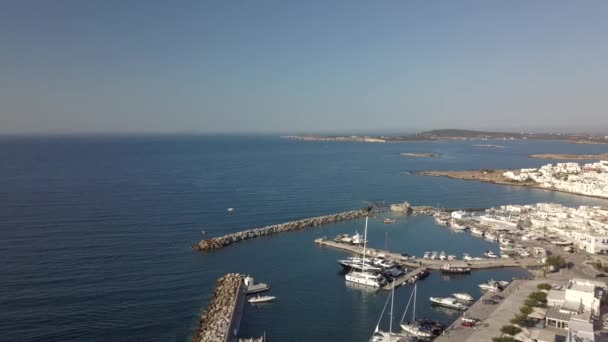 Vue aérienne de la jetée avec l'île de Paros sur un fond village Naousa — Video