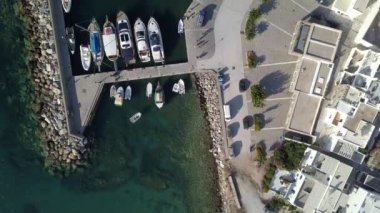 Arka planda Paros adası olan Naousa köyünün iskele manzarası.