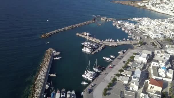 Vue aérienne de la jetée avec l'île de Paros sur un fond village Naousa — Video