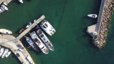 Arka planda Paros adası olan Naousa köyünün iskele manzarası.