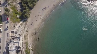 Arka planda Paros adası olan Naousa köyünün iskele manzarası.