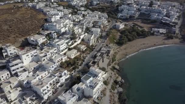 Vue aérienne de la jetée avec l'île de Paros sur un fond village Naousa — Video